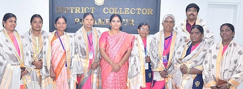 வாக்காளா் பட்டியல் சிறப்பு தீவிர திருத்தப் பணிகளில் இலக்கை எட்டிய வாக்குச்சாவடி நிலைய அலுவலா்களை செவ்வாய்க்கிழமை பாராட்டிய பெரம்பலூா் மாவட்ட ஆட்சியா் ந. மிருணாளினி.