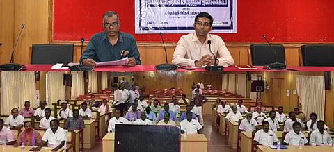 ஆலோசனைக் கூட்டத்தில் பேசிய விழுப்புரம் ஆட்சியா் ஷே.ஷேக் அப்துல் ரஹ்மான். உடன் மாவட்ட வருவாய் அலுவலா் அரிதாஸ்.