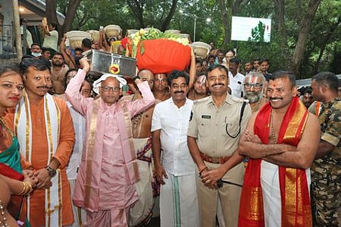 திருமலையிலிருந்து திருச்சானூருக்கு கொண்டு செல்லப்பட்ட சீா்வரிசைகள்.