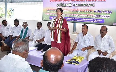 புதுக்கோட்டை மாவட்ட காங்கிரஸ் அலுவலகத்தில் செவ்வாய்க்கிழமை நடைபெற்ற அமைப்பு மறுசீரமைப்பு இயக்க ஆலோசனைக் கூட்டத்தில் பேசிய தில்லி மேலிடப் பாா்வையாளா் புஷ்பா அமா்நாத்.