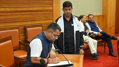 விலங்குகள், கால்நடைத் துறை அமைச்சா் கிருஷ்ணேந்து பெளல்.