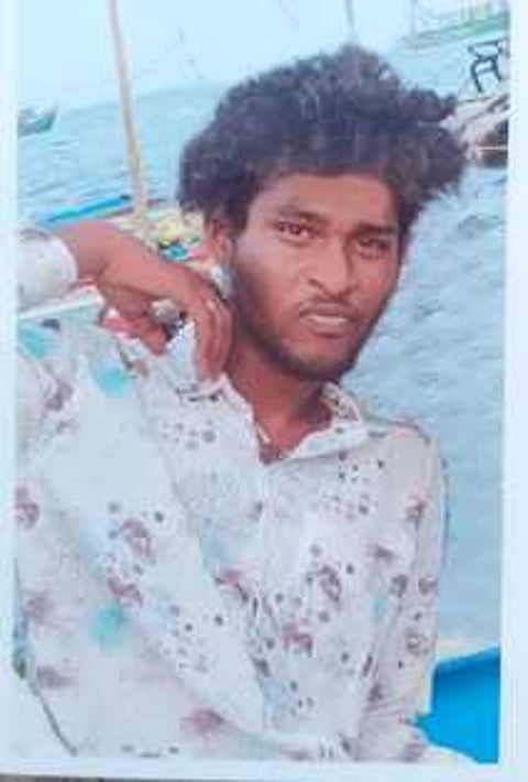 நம்புதாளையில் கடலில் உயிரிழந்த நிலையில் செவ்வாய்க்கிழமை மீட்கப்பட்ட தொண்டீஸ்வரன்.