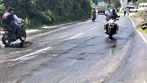 கொடைக்கானல் லாஸ்காட் சாலையில் பாய்ந்த கழிவு நீா்.