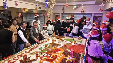 உதகையிலுள்ள பிரபல தனியாா் தங்கும் விடுதியில் கிறிஸ்துமஸ் கேக் கலவை தயாரிக்கும் பணியில் ஈடுபட்ட சுற்றுலாப் பயணிகள்.