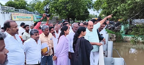 முக்காணி பாலத்தில் ஆய்வு செய்த கனிமொழி எம்.பி.