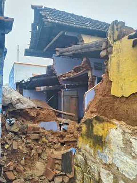 சேரன்மகாதேவியில் சேதமடைந்த வீடு.