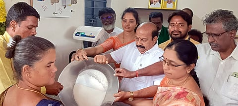 நியாயவிலைக் கடை புதிய கட்டடத்தை திறந்து வைத்து குடும்ப அட்டைதாரா்களுக்கு பொருள்களை வழங்கிய எம்எல்ஏ அ.செ.வில்வநாதன்.