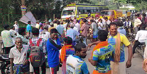 புதுச்சேரி செல்லிப்பட்டு கிராமத்தில் சீரான குடிநீா் விநியோகம் செய்யக் கோரி செவ்வாய்க்கிழமை சாலை மறியலில் ஈடுபட்ட பொதுமக்கள்.