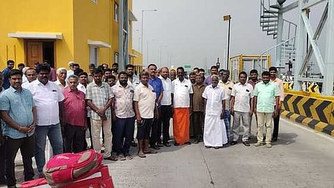 கட்டண விலக்குகோரி மாதப்பூா் சுங்கச்சாவடியை செவ்வாய்க்கிழமை முற்றுகையிட்டுப் போராட்டத்தில் ஈடுபட்ட அப்பகுதி பொதுமக்கள்.