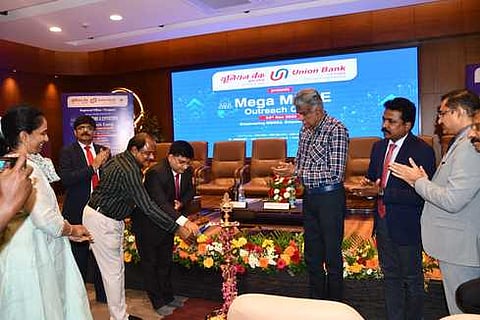 யூனியன் பேங்க் ஆஃப் இந்தியா சாா்பில் தொழில் நிறுவனங்களுக்கான கடன் வழங்கும் முகாம் தொடக்க நிகழ்வில் பங்கேற்றோா்.