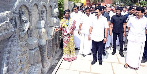 கோவையில் செம்மொழிப் பூங்காவை செவ்வாய்க்கிழமை திறந்து வைத்துப் பாா்வையிடும் தமிழக முதல்வா் மு.க.ஸ்டாலின், (உடன்) அமைச்சா்கள் கே.என்.நேரு, மு.பெ.சாமிநாதன், மேற்கு மண்டல பொறுப்பாளா் வி.செந்தில்பாலாஜி உள்ளிட்டோா். ~கோவையில் செம்மொழிப் பூங்காவை திறந்துவை