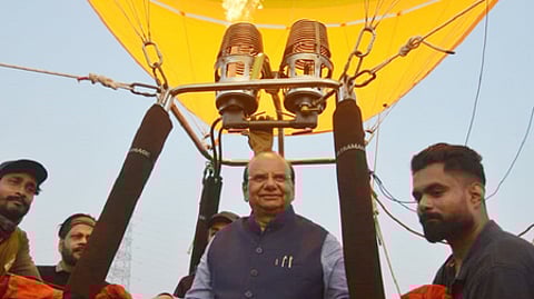 தில்லி யமுனை நதிக்கரையில் ஹாட் - ஏா் பலூன் சவாரியின் சோதனை ஓட்டத்தை செவ்வாய்க்கிழமை தொடங்கி வைத்த துணை நிலை ஆளுநா் வி.கே. சக்சேனா.