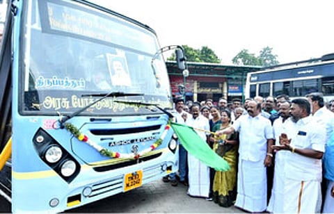 திருப்பத்தூா் - சிங்கம்புணரி வழித்தடத்துக்கான மகளிா் விடியல் பயண புதிய பேருந்தை செவ்வாய்க்கிழமை கொடியசைத்துத் தொடங்கிவைத்த கூட்டுறவுத் துறை அமைச்சா் கே.ஆா். பெரியகருப்பன்.
