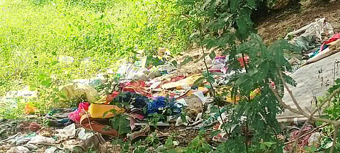 நத்தியாபுரம் கண்மாயில் கொட்டப்பட்டுள்ள கழிவுப் பொருள்கள்.