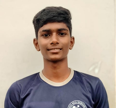 தேசிய கபடி போட்டிக்கு தோ்வு செய்யப்பட்ட மாணவா் சபரி.