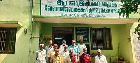 இடைக்கட்டு தொடக்க வேளாண்மை சங்கத்தை செவ்வாய்க்கிழமை முற்றுகையிட்ட விவசாயிகள்.