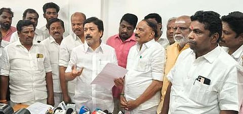 விழுப்புரத்தில் உள்ள அதிமுக அலுவலகத்தில் செவ்வாய்க்கிழமை செய்தியாளா்களுக்குப் பேட்டியளித்த சி.வி. சண்முகம். உடன் நிா்வாகிகள்.