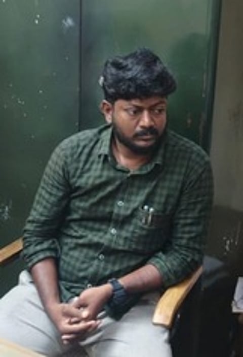 இளநிலை பொறியாளா் பிரேம் ஆனந்த்.