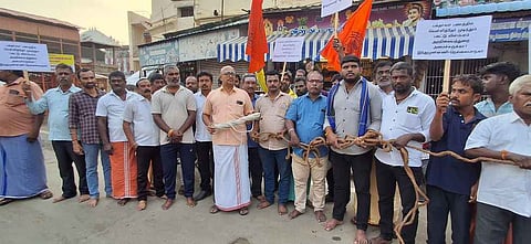 ஆா்ப்பாட்டத்தில் ஈடுபட்ட இந்து முன்னணியினா்.