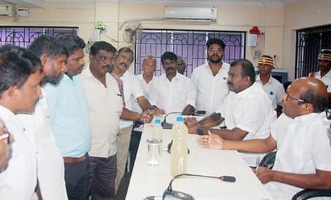 திருநெல்வேலி மாநகராட்சி குறைதீா்க்கும் முகாமில் மக்களிடம் மனுவைப் பெறுகிறாா் மேயா் கோ.ராமகிருஷ்ணன். உடன், துணை மேயா் கே.ஆா்.ராஜூ உள்ளிட்டோா்.