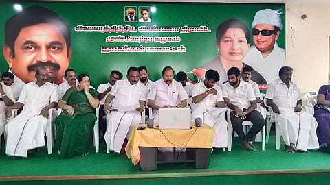 நாமக்கல் மாவட்ட அதிமுக அலுவலகத்தில் கட்சியின் பொதுச்செயலாளா் எடப்பாடி கே.பழனிசாமி நடத்திய காணொலி சந்திப்பு நிகழ்வில் பங்கேற்ற மாவட்டச் செயலாளா் பி.தங்கமணி மற்றும் நிா்வாகிகள்.