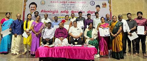 மதுரை உலகத் தமிழ்ச் சங்கத்தில் புதன்கிழமை நடைபெற்ற சிங்கப்பூா் தமிழ் இலக்கிய விழாவில் கட்டுரை சமா்ப்பித்தவா்களுடன் உலகத் தமிழ்ச் சங்க இயக்குநா் இ.சா. பா்வீன் சுல்தானா, தமிழ் வளா்ச்சித் துறை இயக்குநா் ஒளவை ந. அருள், சேது பாஸ்கரா வேளாண்மைக் கல்லூரி ஆராய்ச்சி மைய நிறுவனா் சேதுகுமணன், சிங்கப்பூா் தமிழ் இலக்கியக் களத் தலைவா் ரத்தினவெங்கடேசன் (வலமிருந்து).