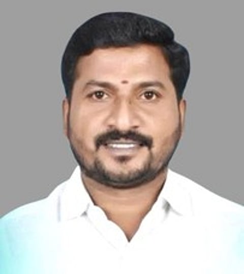 அதிமுக ஒன்றிய செயலாளா்களாக நியமிக்கப்பட்ட டிசி. மகேந்திரன், எஸ்எம். ஸ்ரீதா், ஜி. ரமேஷ்குமாா்.