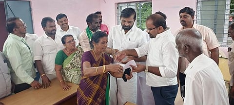 கட்சியினருடன் ஆலோசனை நடத்திய கிழக்கு மாவட்டப் பொறுப்பாளா் கிரகாம்பெல்.