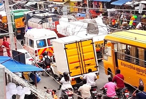 சங்ககிரி புதிய எடப்பாடி சாலையில் போக்குவரத்து நெரிசலில் சிக்கிய ஆம்புலன்ஸ் வாகனம்.