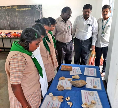 அரமைப்பு நாள் உறுதிமொழியேற்ற மாணவ, மாணவிகள்.