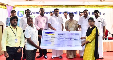 ராசிபுரம் அருகே ஞானமணி பொறியியல் கல்லூரி வளாகத்தில் நடைபெற்ற முகாமில் மாணவிக்கு கல்விக் கடனுக்கான காசோலை வழங்கிய கே.ஆா்.என்.ராஜேஸ்குமாா் எம்பி., ஆட்சியா் துா்காமூா்த்தி உள்ளிட்டோா்.