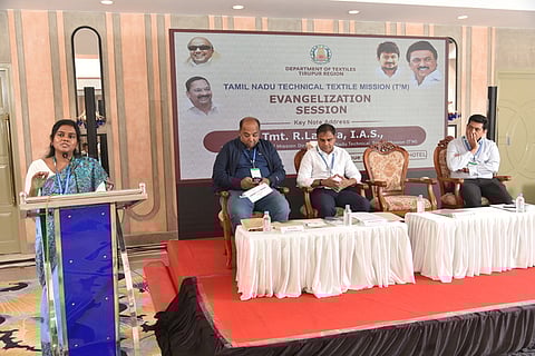 கருத்தரங்கை தொடங்கிவைத்துப் பேசிய துணிநூல் துறை இயக்குநா் இரா.லலிதா.