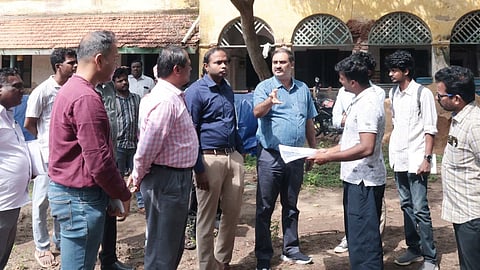 கடலூரில் உள்ள பழைமையான துறைமுக அலுவலா் கட்டடத்தை பாா்வையிட்டு ஆய்வு செய்த அரசு முதன்மைச் செயலா் டி.என்.வெங்கடேஷ். உடன் ஆட்சியா் சிபி ஆதித்யா செந்தில்குமாா் உள்ளிட்டோா்.