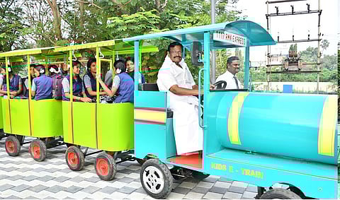 திருவள்ளூா் ஆட்சியா் அலுவலகத்தில் புதிய பூங்காவை திறந்து வைத்த அமைச்சா் சா.மு. நாசா். உடன் ஆட்சியா் மு. பிரதாப் உள்ளிட்டோா்.