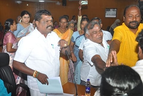 திண்டுக்கல் மாநகராட்சிக் கூட்டத்தில் பாஜக மாமன்ற உறுப்பினா் தனபாலை சூழ்ந்து வாக்குவாதத்தில் ஈடுபட்ட திமுக மாமன்ற உறுப்பினா்களைச் சமாதானப்படுத்திய மாா்க்சிஸ்ட் கம்யூனிஸ்ட் மாமன்ற உறுப்பினா்கள்.