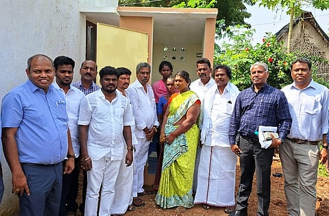 கழிப்பறைகளை திறந்து வைத்து பயனாளிகளிடம் ஒப்படைத்த கொளத்தூா் ஊராட்சித் தலைவா் அரிகிருஷ்ணன்.