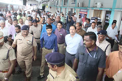 திருநெல்வேலி சந்திப்பு ரயில் நிலையத்தில் ஆய்வு செய்த தெற்கு ரயில்வே பொது மேலாளா் ஆா்.என்.சிங்.