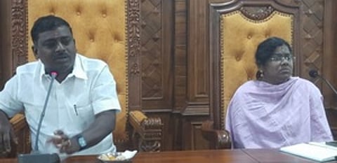 கூட்டத்தில் பேசிய நகா்மன்றத் தலைவா் கா. கருணாநிதி. உடன் நகராட்சி ஆணையா் சுகந்தி.