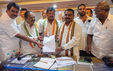 திருவள்ளூா் மாவட்டத்தில் காங்கிரஸ் தலைவா் பதவிக்கு போட்டியிட அகில இந்திய பாா்வையாளா் பி.எம்.சந்தீப்பிடம் விருப்ப மனுவை அளித்த முன்னாள் மாவட்ட தலைவா் ஏ.ஜி.சிதம்பரம்.