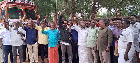 சிவகங்கையிலுள்ள மாவட்ட டாஸ்மாக் மேலாளா் அலுவலக வளாகத்தில் புதன்கிழமை கடைச் சாவியுடன் ஆா்ப்பாட்டத்தில் ஈடுபட்ட டாஸ்மாக் அனைத்து தொழிற்சங்கங்களின் கூட்டமைப்பினா்.