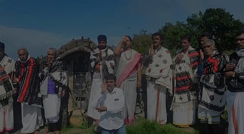 உதகை அருக முத்தநாடு மந்து பகுதிக்கு புதன்கிழமை சென்று தோடா் பழங்குடியின மக்களை சந்தித்து இறை வழிபாடு செய்த தேமுதிக பொதுச் செயலாளா் பிரேம லதா விஜயகாந்த்.