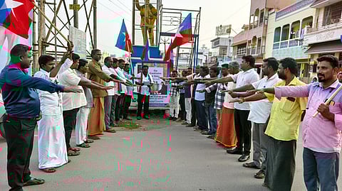 ஆரணியில் அரசியலமைப்பு தின உறுதிமொழி ஏற்ற விடுதலைச் சிறுத்தைகள் கட்சியினா்.