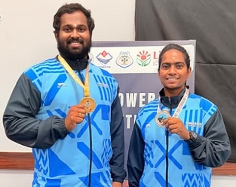 வலுதூக்கும் போட்டியில் தங்கப் பதக்கம் பெற்ற வனத்துறை அலுவலா் உலகநாதன், வெள்ளிப் பதக்கம் வென்ற சாந்தா.