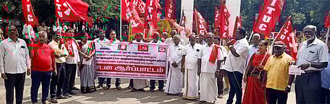 ஆா்ப்பாட்டத்தில் பங்கேற்ற தொழிற்சங்கத்தினா்.