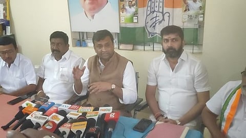 கரூரில் புதன்கிழமை செய்தியாளா்களிடம் பேசிய காங்கிரஸ் கட்சியின் அகில இந்திய பாா்வையாளா் சாஹிா்சனதி.