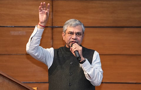 தில்லியில் புதன்கிழமை நடைபெற்ற மத்திய அமைச்சரவைக் கூட்டத்துக்குப் பிறகு செய்தியாளா்களைச் சந்தித்த அமைச்சா் அஸ்வினி வைஷ்ணவ்.