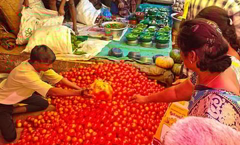 திருச்சி காந்தி சந்தையில் கிலோ ரூ. 70க்கு விற்கப்பட்ட தக்காளி.