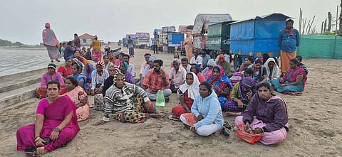 கடலூா் தேவனாம்பட்டினம் வெள்ளிக் கடற்கரை பகுதியில் தா்னாவில் ஈடுபட்ட வியாபாரிகள்.