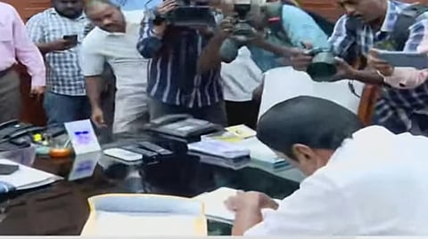 பதவியை ராஜிநாமா செய்த செங்கோட்டையன்