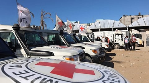 இஸ்ரேலில் இருந்து பாலஸ்தீனா்களின் உடல்களை காஸாவுக்குக் கொண்டுவந்த செஞ்சிலுவை சங்க வாகனங்கள்.